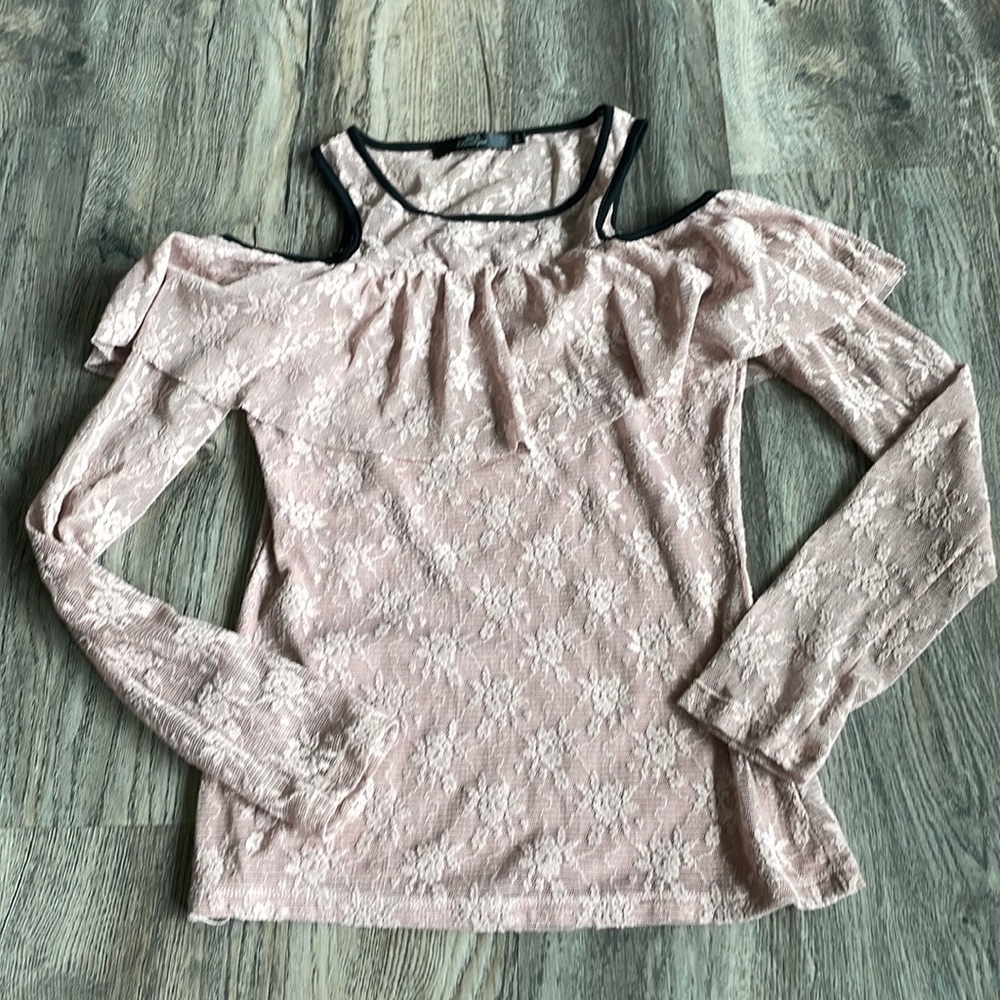 BKE Boutique Women’s Open Shoulder Lace Top, size small
